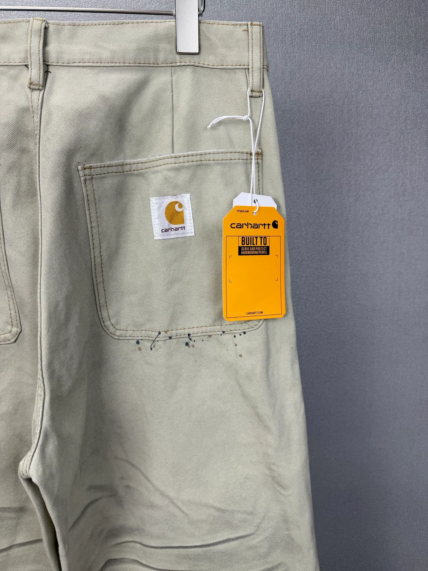 Carhartt 2026 New Arrival Logging Ink Splash Dirty Fold Couple Style Straight Leg Loose Jeans High Version High Version Top Ceiling Quality Styles with different wash textures are very friendly to people with thin legs and thick legs. The straight and loose version is very flattering to the leg shape. Timeless and moderate length, easy to match with casual, basic styling for various styles, a must-have in the wardrobe! The fabric is stiff but also makes the upper body soft without losing texture. The washing process is even more perfect. It is a must-have item for everyone! ! ! Washed wheat, hang tag, pants label, three labels complete Color: Cream White Size: 28, 30, 32, 34, 36 (five sizes)